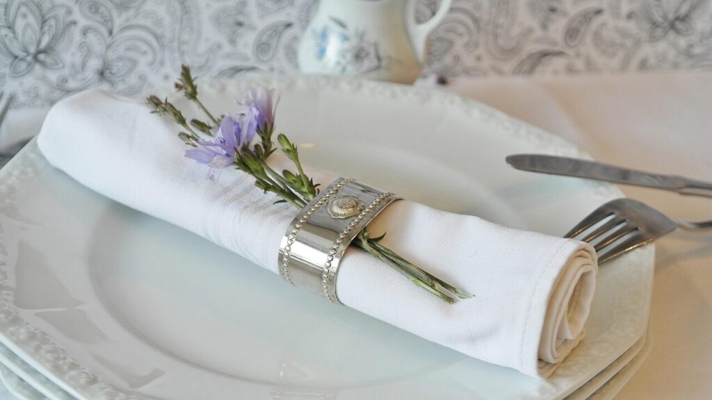 napkin ring, napkin, cloth napkin, gedecker table, cover, stock up, cutlery, festive, elegant, metal ring, event, plate, dinner plate, food, enjoy, knife, fork, decoration, table decoration, decoration table cloth, meal, napkin, napkin, napkin, napkin, napkin