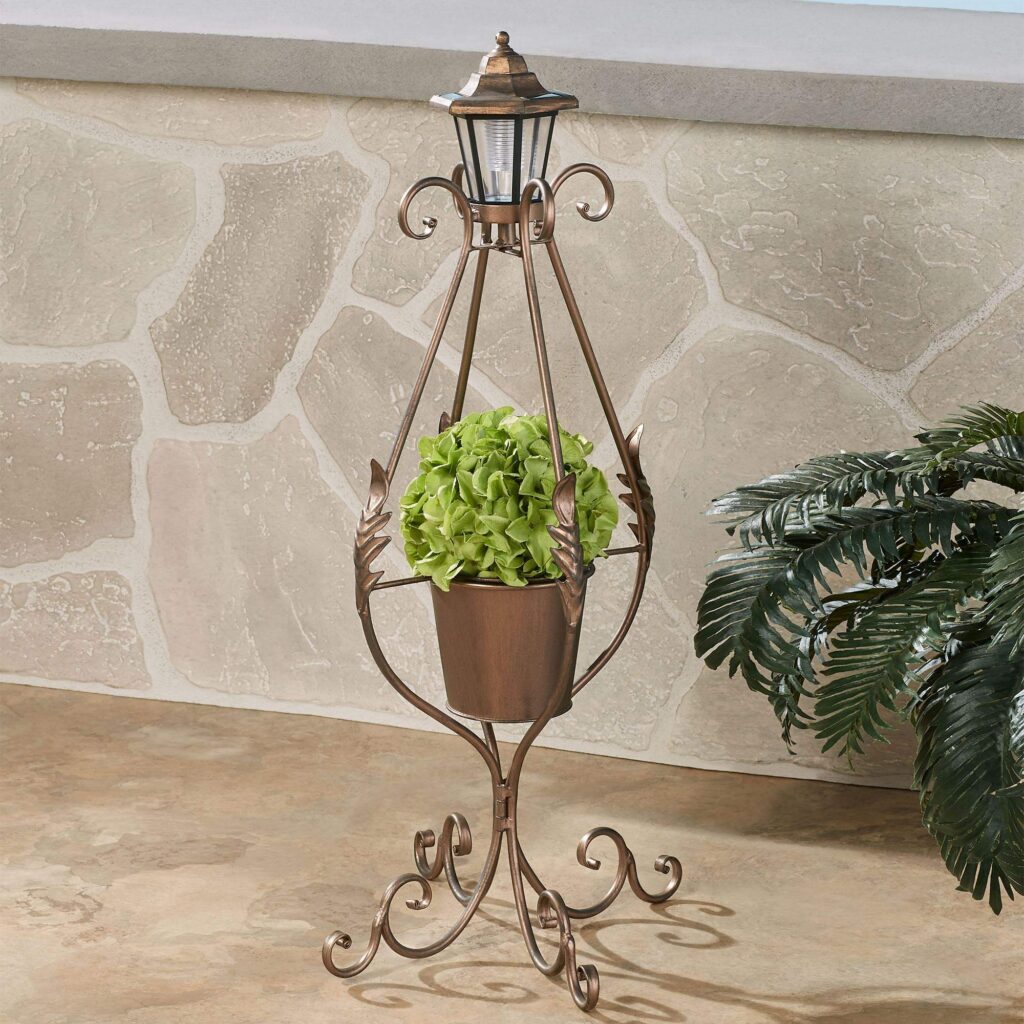 Lanterns Combined with Small Pots