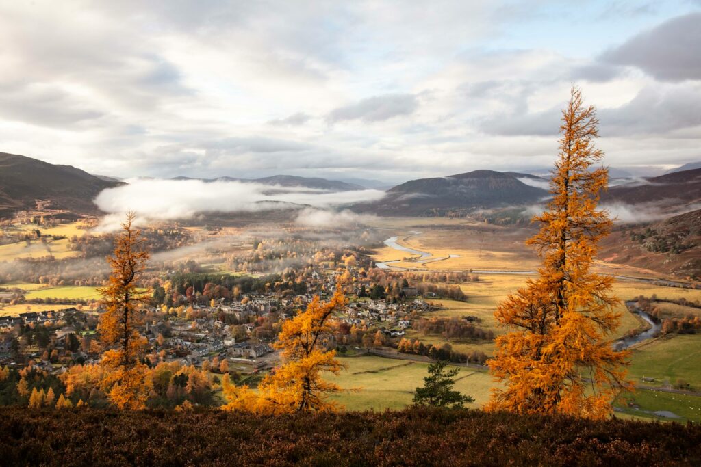 A scenic view of a town surrounded by mountains