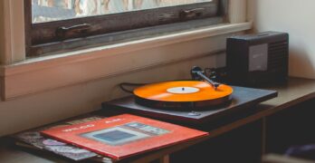 gray turntable playing