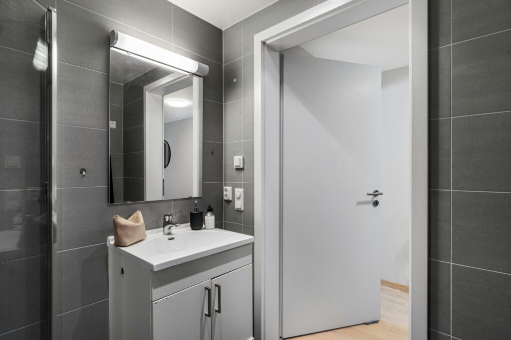 A bathroom with a sink and a mirror