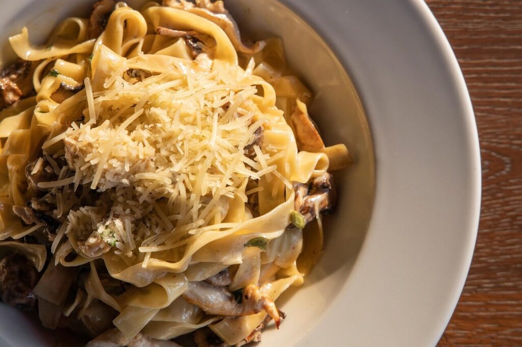 pasta, food, dish, cuisine, fettuccine, mushroom fettuccine, mushroom alfredo, plate, delicious, cooked, healthy, nutrition, fettuccine, fettuccine, fettuccine, fettuccine, fettuccine