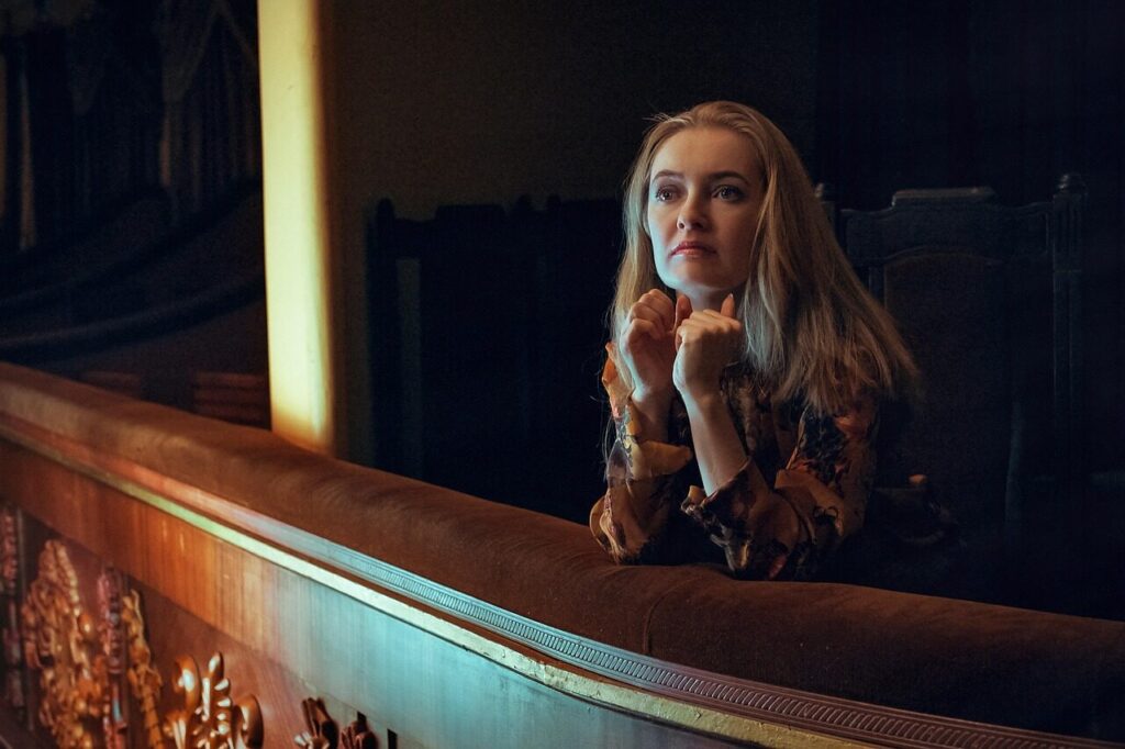 theater, viewer, young woman, blonde, sight, attention, scene, viewer, viewer, viewer, viewer, viewer, young woman