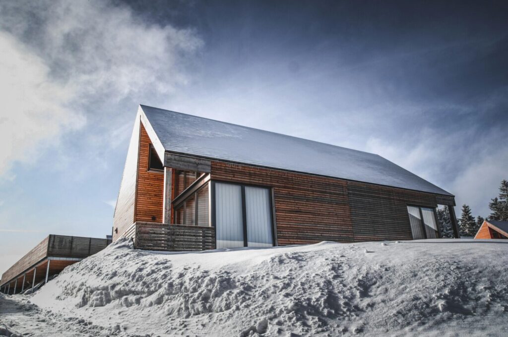 7 Ways Mountain Weather Shapes Home Insulation and Roofing | The WiC ...